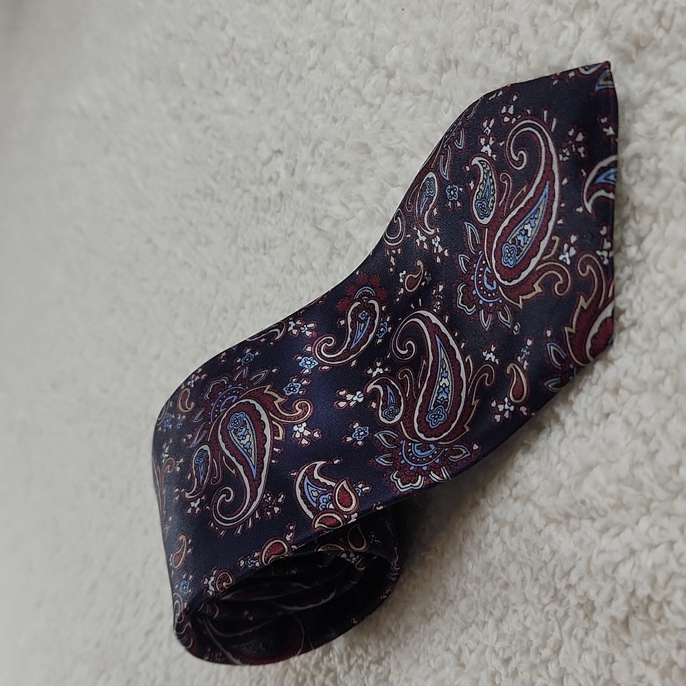 STRATHMORE Classic paisley silk tie with blues and burgundy red